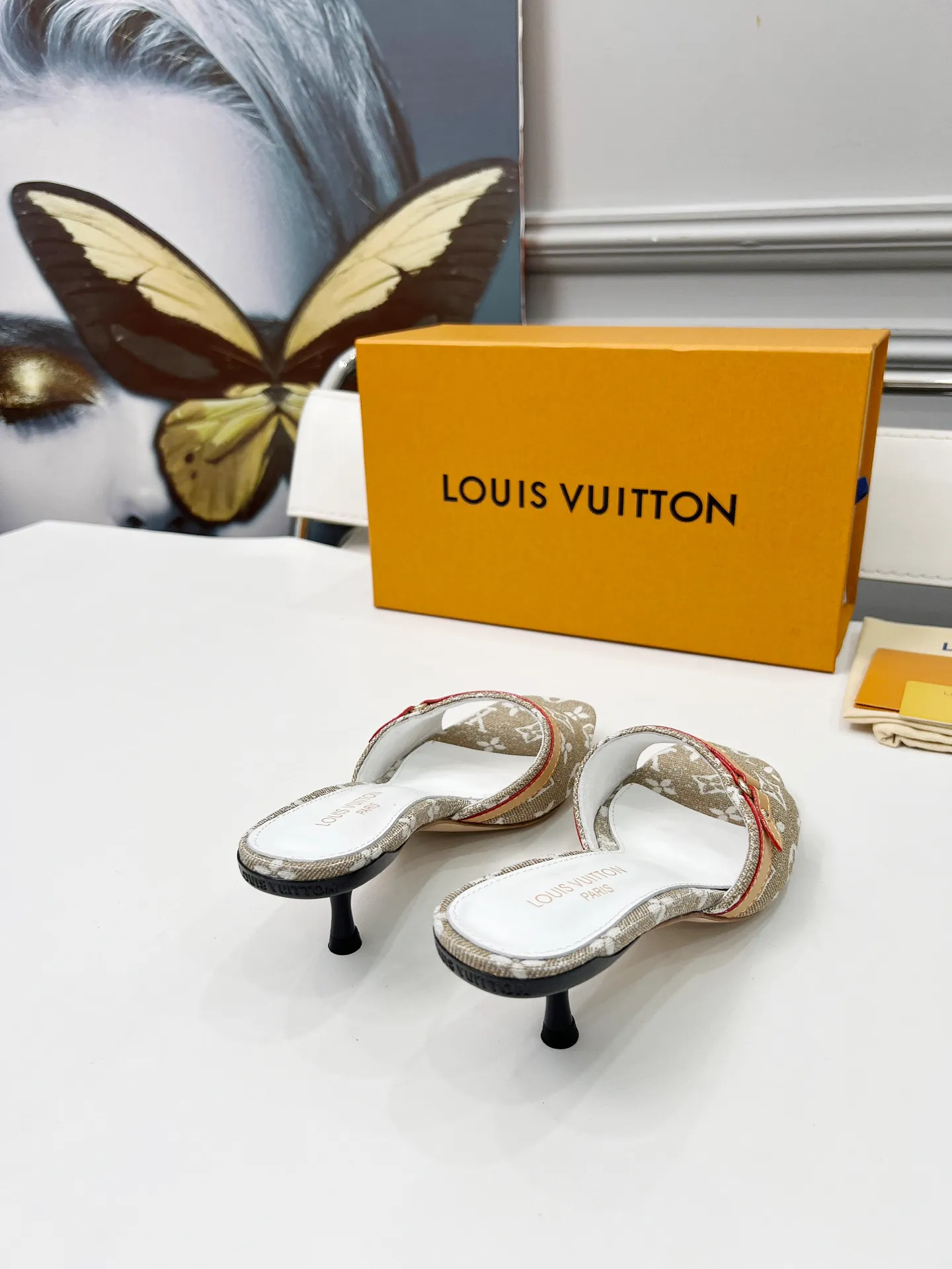 👟👟Ex-factory price 440👟👟 LV new denim kitten heel slippers 2025 summer must-have for goddesses, original replica, super comfortable on the feet. Show off the queen's temperament, the heel height is 9.5CM, which shows your temperament without being tiring. Leather outsole. Standard code: 35-42 (41 and 42 codes are customized, non-returnable and non-exchangeable)